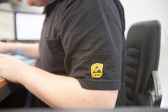 Teknikerne må bruke antistatiske klær og sko, for å ikke skade  produktene med statisk elektrisitet.