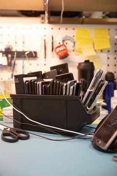 Over ti millioner gamle mobiltelefoner anslås å ligge i norske skuffer og skap. Mange kunne vært reparert og fått nytt liv. H.K.H Kronprinsen vil få prøve seg på reparasjon av en deffekt mobil når han besøker Elcare