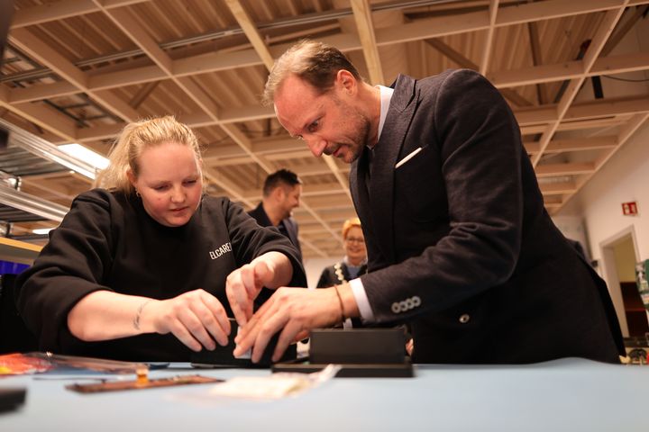 Janicke Otertjernet fikk hjelp av Kronprinsen til å reparere en deffekt mobil under besøket hos Elkjøps elektronikkverksted Elcare mandag. Til stede var også avsenderne av denne uttalelsen som alle holdt innlegg om sirkulær økonomi.