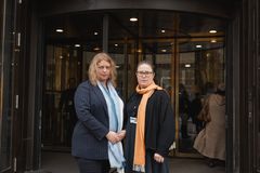 Elisabeth Steen Kjersti Barsok foran en svingdør ved åpningen av mellomoppgjøret i staten.