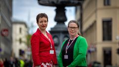 Ingerid Marie Utvik og Kjersti Barsok foran fontenen på Youngstorget