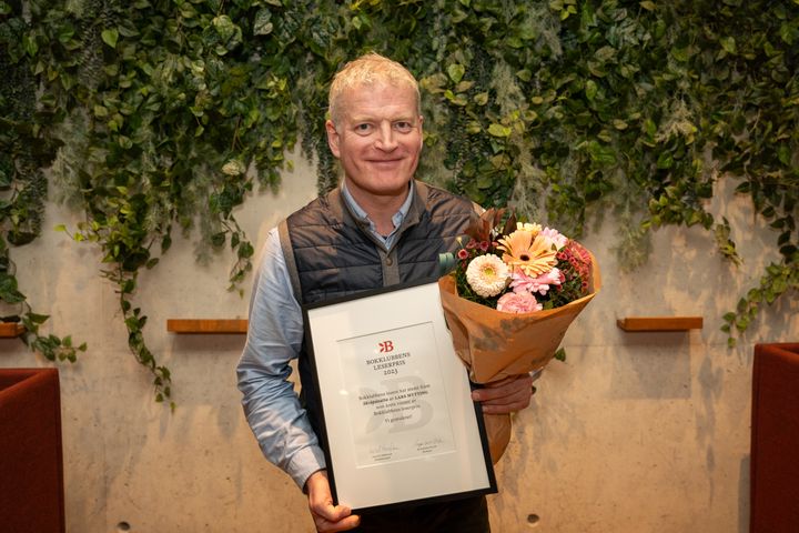 3000 Bokklubben-medlemmer har stemt frem Lars Myttings «Skråpånatta» som vinner av Bokklubbens leserpris for 2023. (Foto: Sondre Lund Haaland)