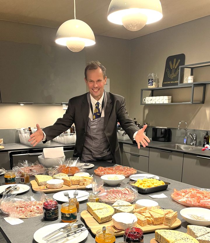 Adm.dir. Jørn Rolfsen i Landbruksdirektoratet viser frem et fristende bord med norsk ost og skinke.