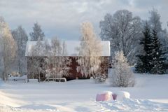 Hvit drømmejul. Bondegård i vinterlandskap.                         Foto: Torbjørn Tandberg.