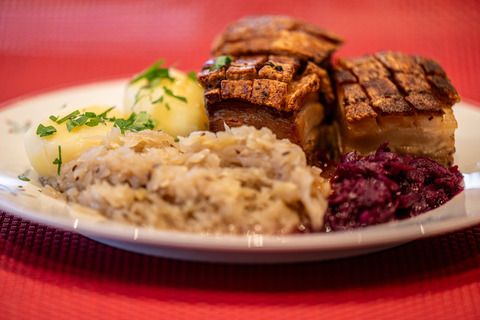 Klassisk julemiddaqg med ribbe og tilbehør.