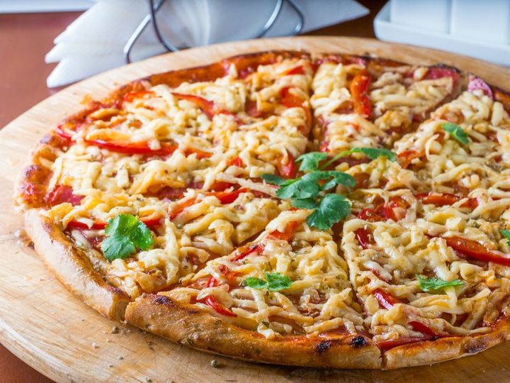 Nærbilde av nystekt pizza.