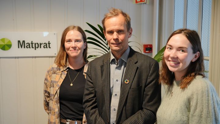 Markedsutvalget for reinkjøtt skal øke salget av reinkjøtt. Her er to av markedsutvalgets medlemmer, Oda Skarstad (t.v) og Elle Sáve Gaup-Oskal, sammen med leder av utvalget Jørn Rolfsen. Foto: Landbruksdirektoratet
