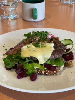 Matprat har mange gode oppskrifter på reinkjøtt, som er lette å tilberede. Hamburger laget av reinskav er en av dem. Foto: Landbruksdirektoratet.
