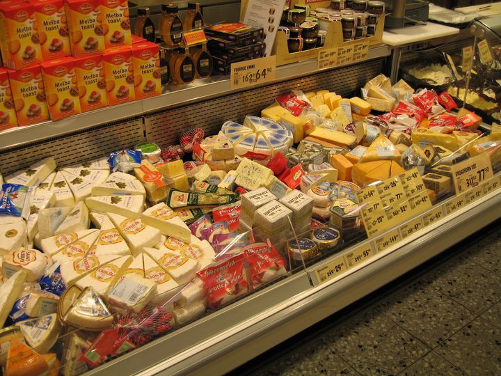 Bilde av bugnende ostedisk. Omverdenrapporten fra Landbruksdirektoratet viser at importen av ost i løpet av 2025 økte med to prosent målt i mengde, mens importverdien økte med ni prosent.