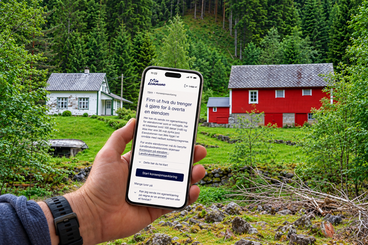 Ett rødt og ett hvitt hus med grønn skog i bakgrunnen og grønt gress i forgrunnen, og en hånd i forgrunnen som holder en mobil som viser innlogging på "Min kommune".