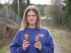Merkevaresjef Hanne Krogstad med Krone-is Jordbær og Krone-Is Sjokolade i retroemballasje.