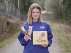 Hanne Krogstad, merkevaresjef i Diplom-Is, med Sol-is, Gullpinne og PinUp flerpakning i retroemballasje.