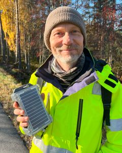 Stig Skjelvik, CEO i Gridguard, med sensoren som nå monteres på høyspentmastene i regionalnettlinja til Glitre Nett mellom Evje og Iveland.