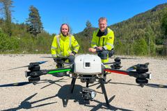 − Bruk av drone er en del av nettselskapets kontinuerlige arbeid for å sikre en pålitelig strømforsyning, sier sier Liv Hege Ketilsdotter Homme, vedlikeholdsingeniør distribusjonsnett i Glitre Nett, som viser frem dronen til Tore Morten Wetterhus, administrerende direktør i Glitre Nett.