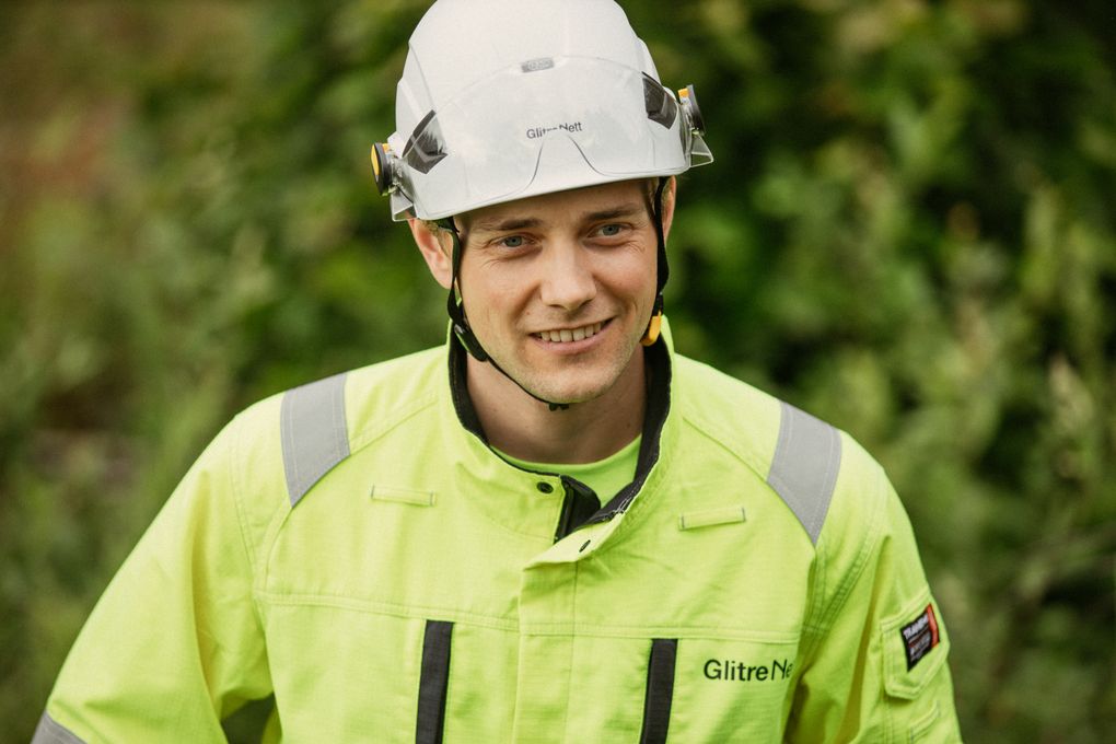 Torjus Birkeland, rådgiver skog i Glitre Nett, har vunnet prisen for beste masteroppgave ved Norges miljø og biovitenskaplige universitet (NMBU) i 2025.