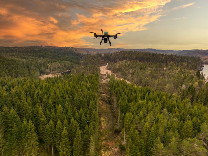 Glitre Nett sjekker hvert år linjenettet ved bruk av drone. Dette er en del av nettselskapets kontinuerlige arbeid for å sikre en pålitelig strømforsyning.