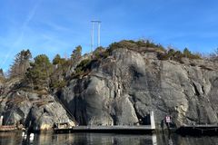 Etter flere hendelser der seilbåter har truffet høyspentledningen ved Brekkestø, har Glitre Nett nå erstattet luftspennet fra Justøya til Ullerøya med sjøkabel.