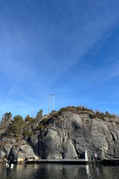 Etter flere hendelser der seilbåter har truffet høyspentledningen ved Brekkestø, har Glitre Nett nå erstattet luftspennet fra Justøya til Ullerøya med sjøkabel.