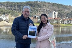 Arild Borge, seniorkonsulent i Glitre Nett, og Line Begby-Hagen, fagansvarlig bærekraft i Glitre Nett, med Bærekraftsrapporten for 2025 som nå er ferdig.