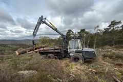 Glitre Nett har tildelt firmaet AltiSkog oppdraget med skogrydding av ledningstrase for ny 132kV luftledning mellom Vallemoen transformatorstasjon i Lindesnes og Kvinesdal Koblingsstasjon.