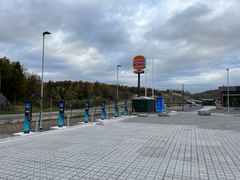 Mer åpner lynladestasjon på nytt knutepunkt langs E18 - Grenlandsporten.