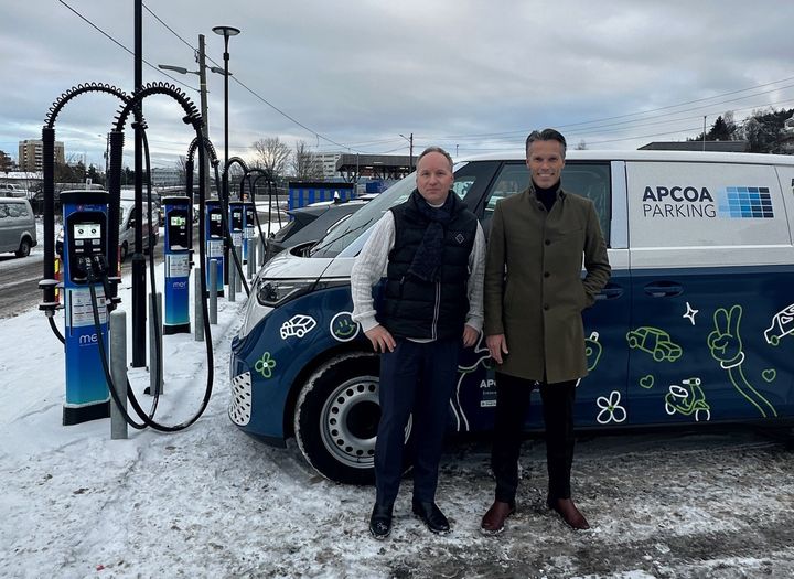 Nå vil vi kunne tilby hurtiglading ved våre parkeringsområder fra sør til nord, sier kommersiell direktør i APCOA, Jan Arve Kvalheim, til høyre på bildet. (Foto: Apcoa)