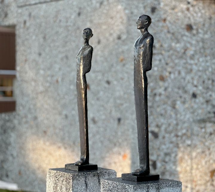To bronseskulpturer laget av kunstner Tove Hirth står på hver sin granittsokkel.
