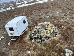 Campingvogn festet til ei riksrøys på grensen mellom Norge og Finland. Det er ikke lov. Foto: Kartverket