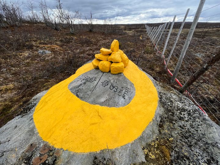 Grensemerke/riksrøys og reinsdyrgjerde i grensekorridoren mellom Norge og Finland. Foto: Lantmäteriet