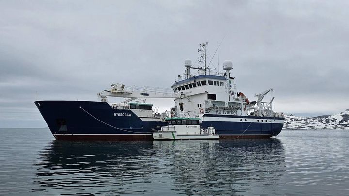 Sjømålingsfartøyene MS Hydrograf og MB Havelle ligger til ankers i farvann på Svalbard.