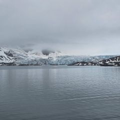 Fjord og snødekte fjell på SValbard.