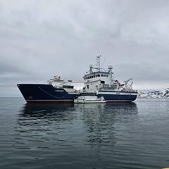 Sjømålingsfartøyene MS Hydrograf og MB Havelle ligger til ankers i farvann på Svalbard.