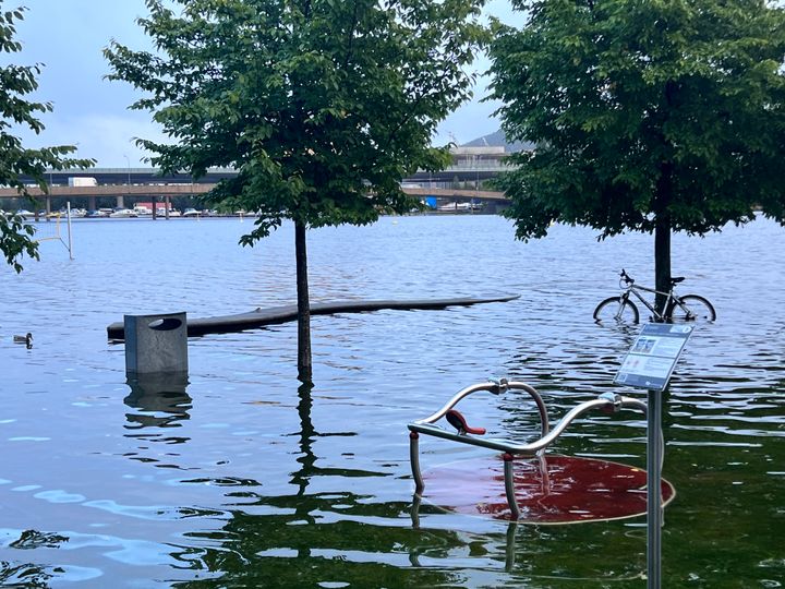 Stormflo har oversvømt Bragernes strand i Drammen.