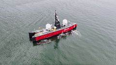 En stor, rød og svart ubemannet overflatefartøy (Blue Eclipse®) fra Fugro på vannet.