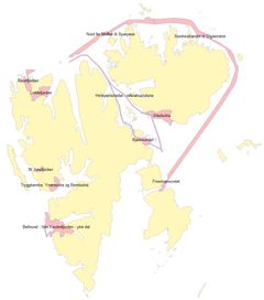 Kart over Svalbard med enkelte prioriterte områder i farvann rundt øyene, markert i rødt.