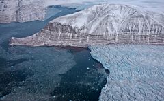 Flyfoto av Kronebreen ved Kongsfjorden på Svalbard, oktober 2014. Snødekte fjell i bakgrunnen.