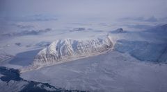 Oversiktsbilde av Kongsfjorden og Kronebreen på Svalbard, april 2025.