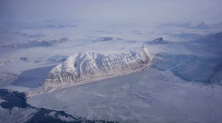 Oversiktsbilde av Kongsfjorden og Kronebreen på Svalbard, april 2025.