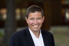 Per Erik Oseth smiler. Han er formelt kledt i en hvit skjorte og sort dressjakke.