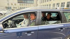 Fire glade mennesker sitter inni en personbil.