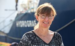 Hanne Hodnesdal står foran Kartverkets fartøy MS Hydrograf.