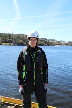 En person i med vernehjelm og redningsvest står på ei kai i Eydehavn.