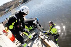 Personer fra Kartverket monterer en vannstandsmåler på kaia i Eydehavn, Arendal.