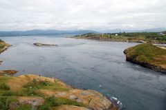 Bilde av Saltstraumen i Bodø, Nordland, med sterk tidevannsstrøm og omkringliggende landskap.