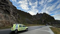 En Kartverket-bil kjører langs en vei med fjell i bakgrunnen under Jammertest på Andøya. Skyet himmel.