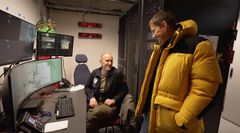 Ole Johan Ekeli Klingan og Per Erik Opseth ser på flere skjermer i kontrollrommet ved Kartverkets jordobservatorium i Ny-Ålesund.