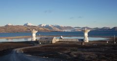 Norges geodetiske jordobservatorium i Ny-Ålesund foran fjell og fjord.