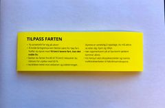 Slike gule lapper deles ut flere steder der det er stor risiko for vilpåkjørsler. Denne er fra Hedmark.