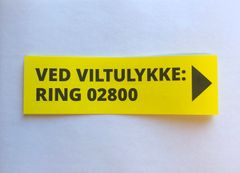 Slike gule lapper deles ut flere steder der det er stor risiko for vilpåkjørsler. Denne er fra Hedmark.