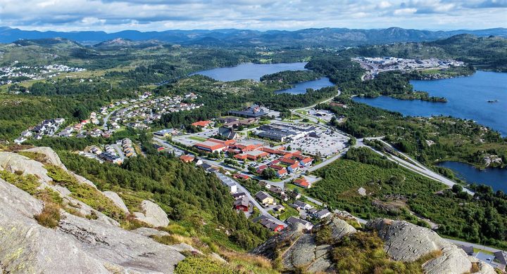 Tysvær kommune jobber nå målrettet for å bli godkjent som et Trygt lokalsamfunn for alle sine 11 628 innbyggere. (Foto av kommunesenteret Aksdal, tatt fra Alvanuten)  Foto: Kurt Misje